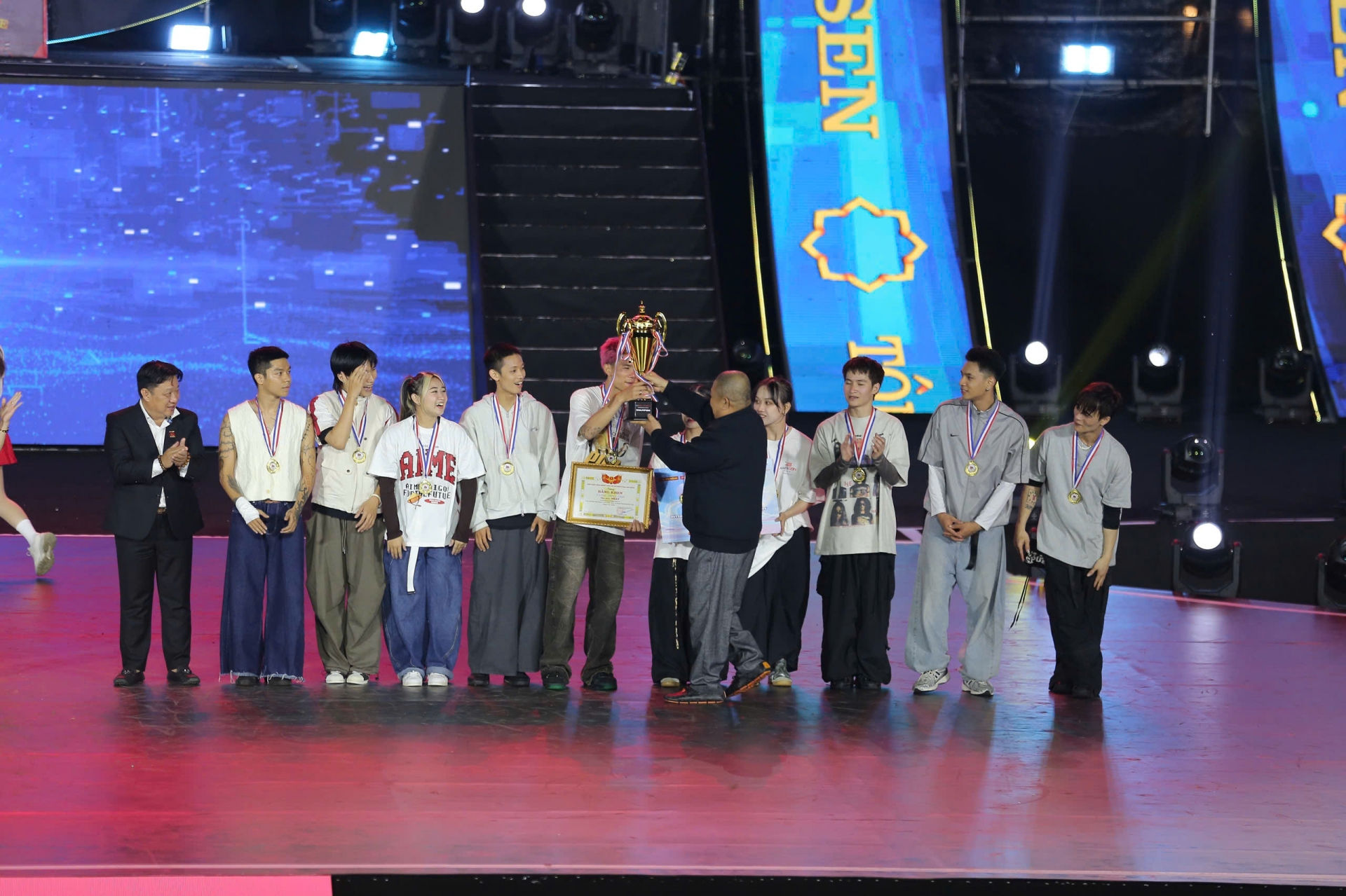 Ban tổ chức trao giải Quán quân hạng mục Battle cho nhóm BZONE DANCE GROUP