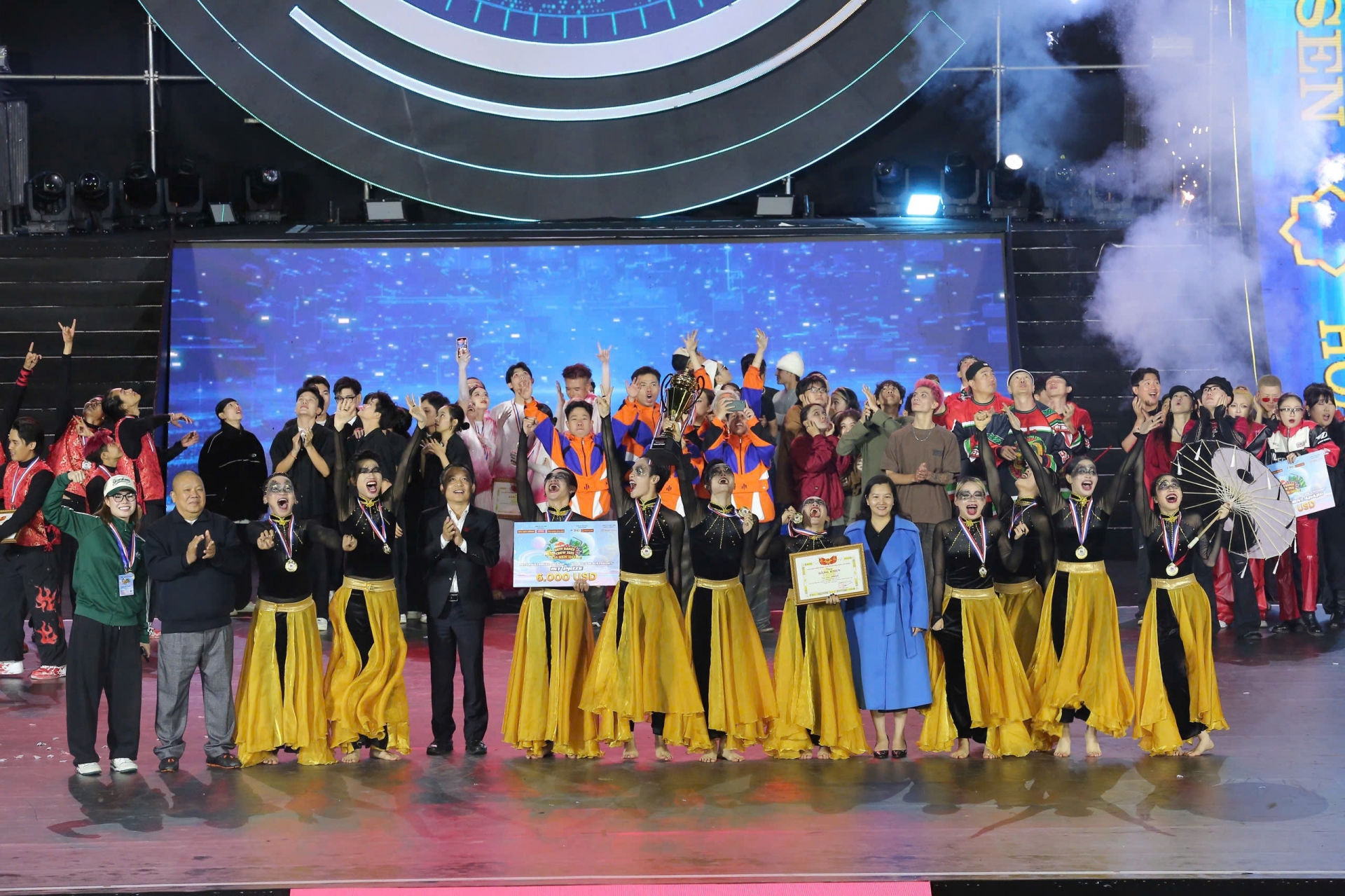 Ban tổ chức trao giải Quán quân hạng mục Showcase cho nhóm F.E.D CREW