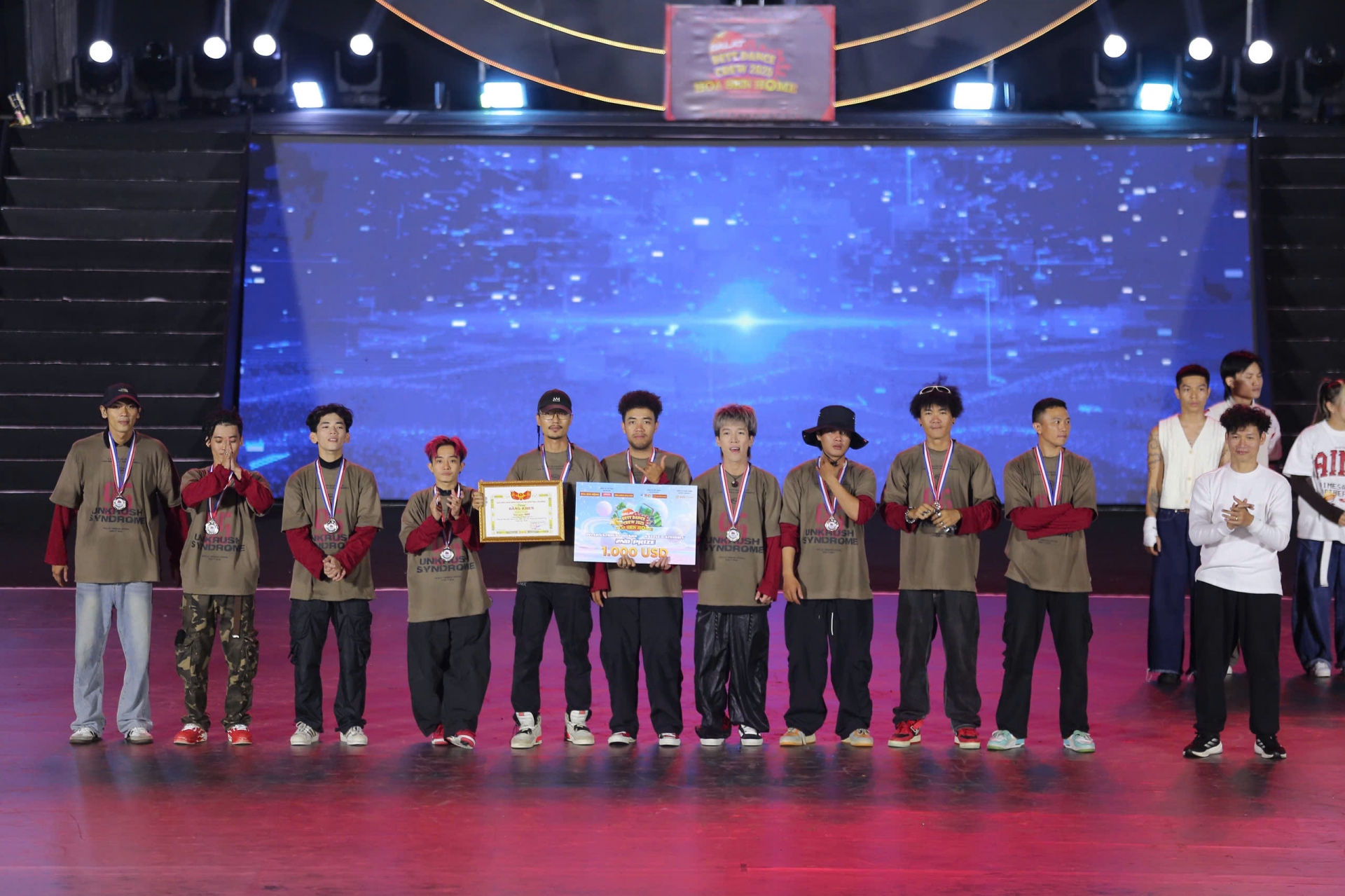 Ban tổ chức trao giải Á quân hạng mục Battle cho nhóm KALLUS