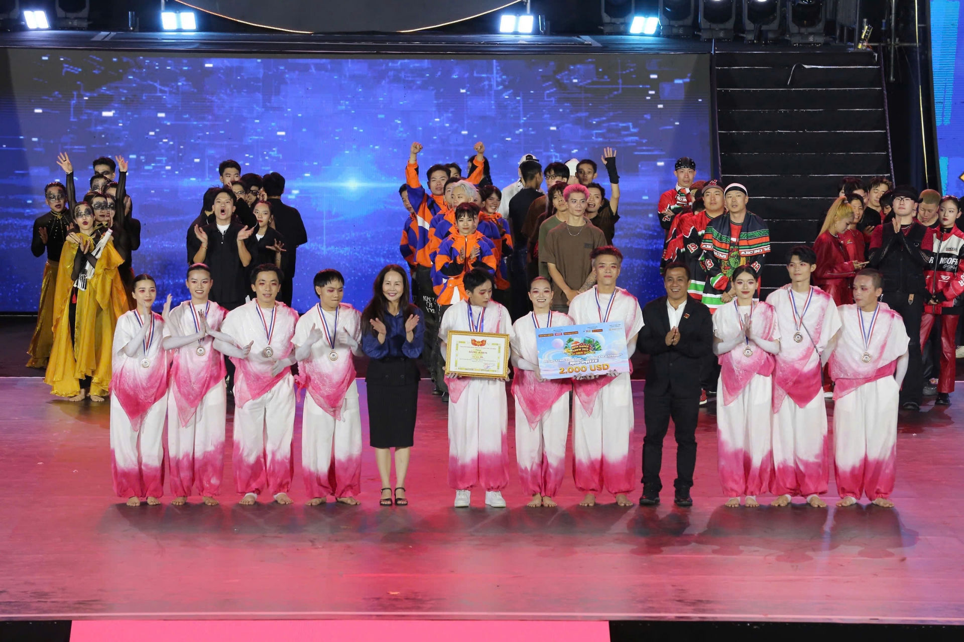 Ban tổ chức trao giải Ba hạng mục Showcase cho nhóm LYRICÍST