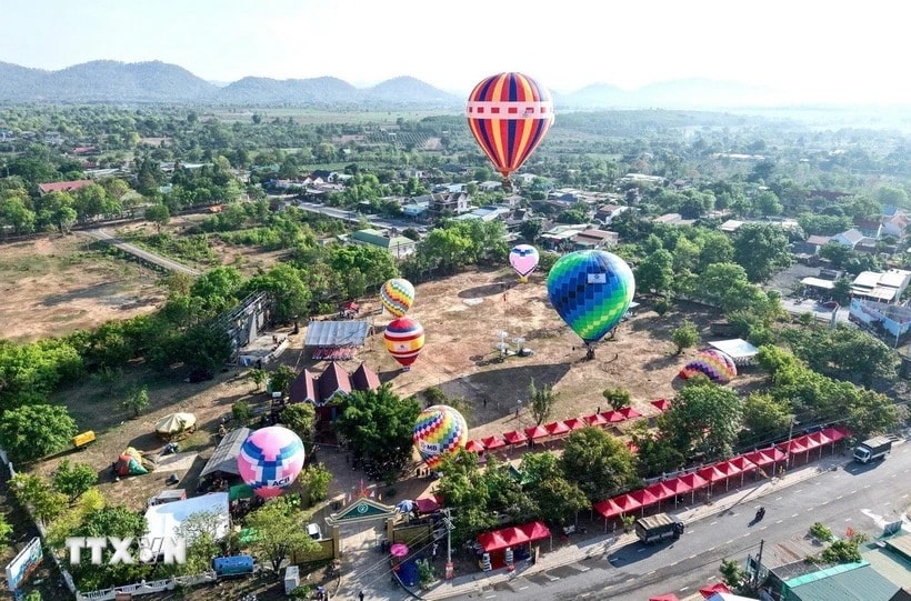 ttxvn-khai-mac-ngay-hoi-khinh-kh.jpg