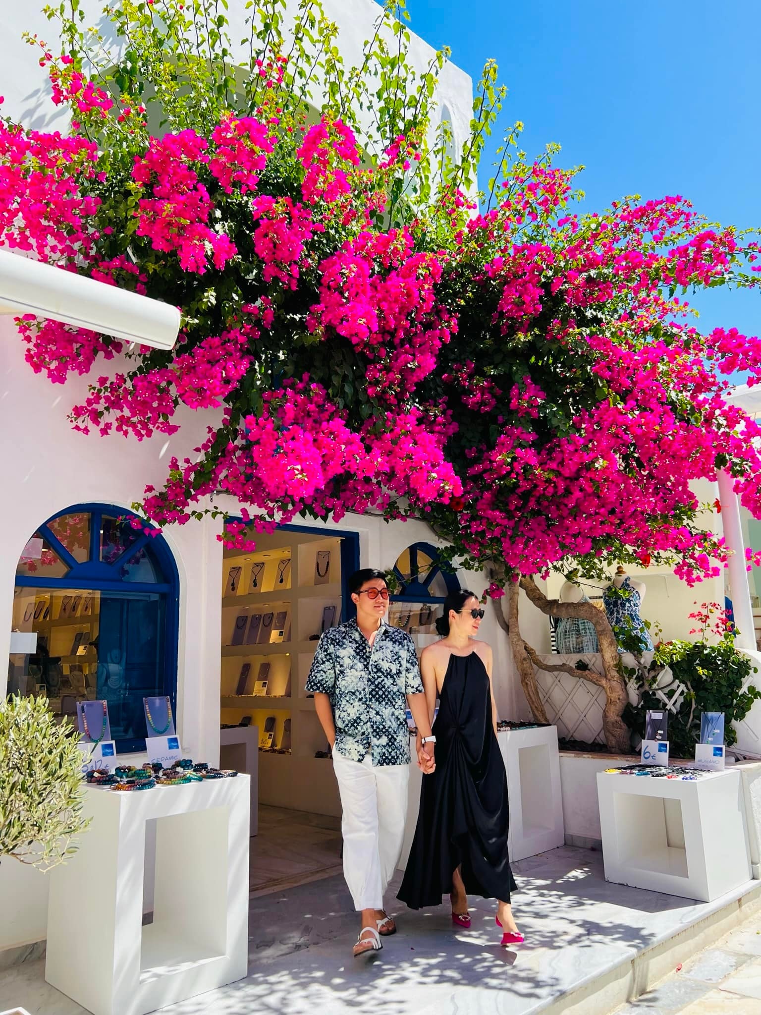 Cặp đôi chụp hình tại đảo Santorini, Hy Lạp.