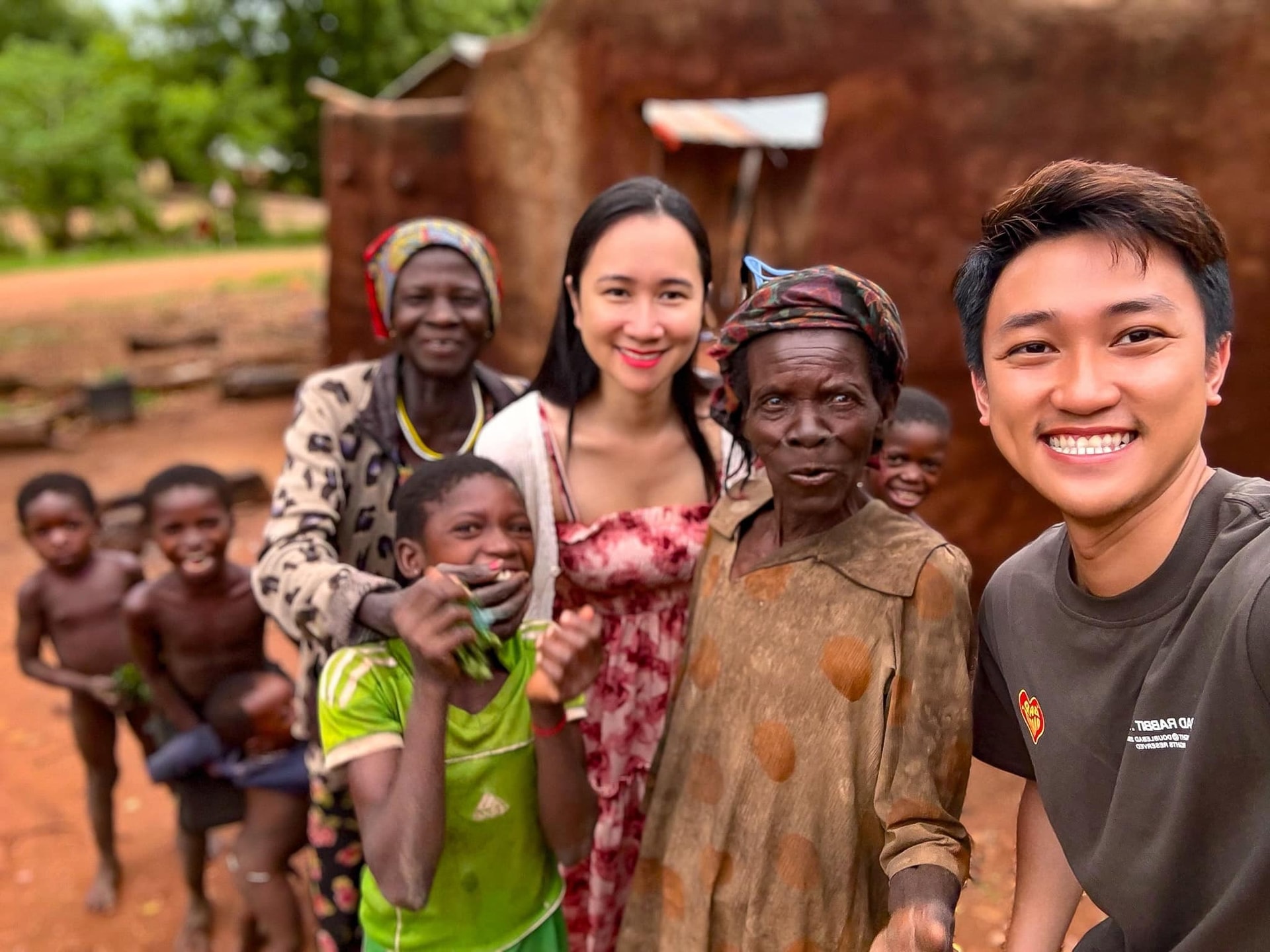 Để hành trình được an toàn, cặp đôi tuân thủ các nguyên tắc: Chấp hành pháp luật, tìm hiểu thật kỹ điểm đến và luôn bình tĩnh trong mọi tình huống.