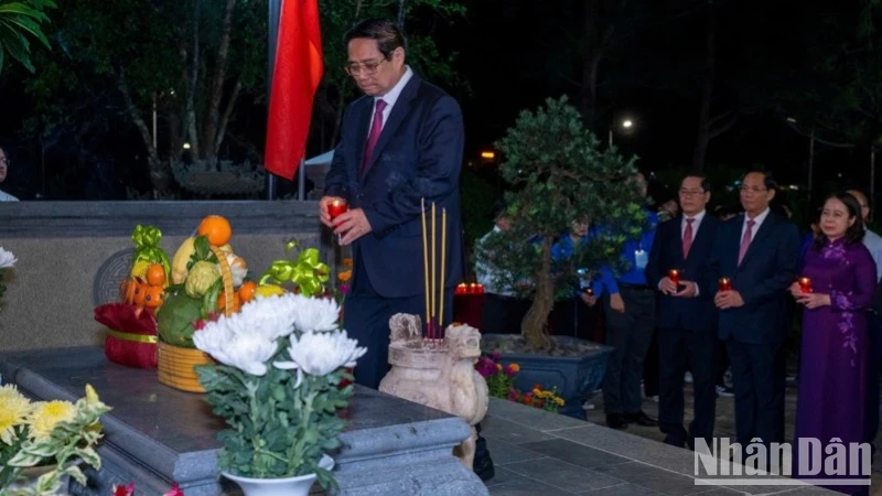 Trước giờ lễ kỷ niệm, Thủ tướng Phạm Minh Chính và các đồng chí lãnh đạo thắp nến tri ân tại phần mộ Tổng Bí thư Lê Hồng Phong. (Ảnh: VŨ TÂN)