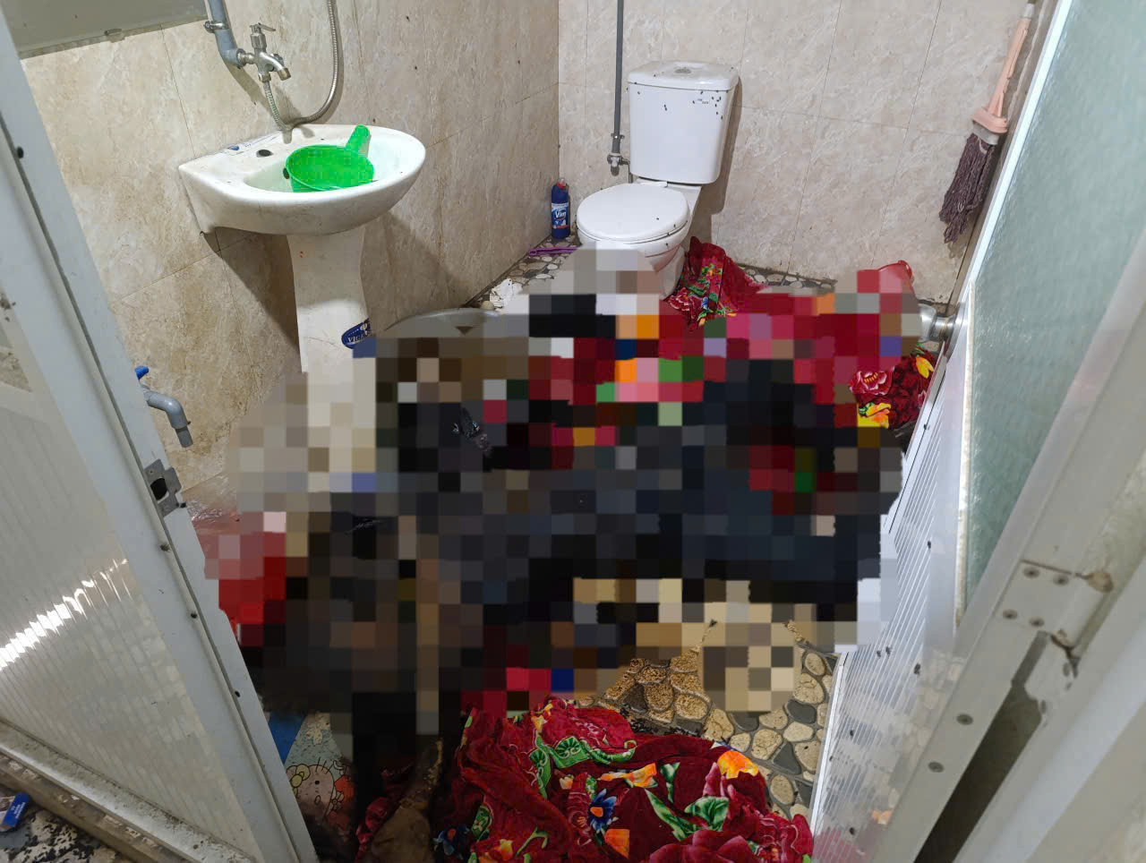 Sau gần 1 năm vắng nhà, khi quay trở về thì bà Cúc tá hỏa phát hiện thi thể đang phân huy trong nhà tắm của căn nhà