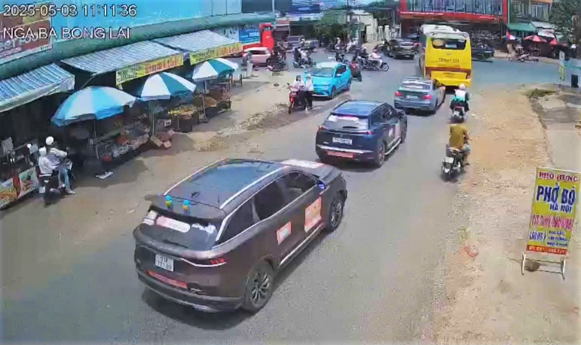 Đoàn xe doanh nhân được camera gih lại khi qua ngã ba Bồng Lai
