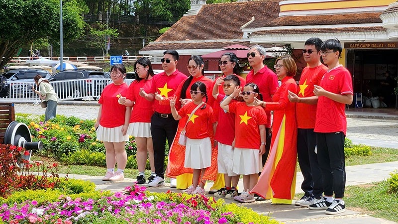 Du khách tham quan tại Ga Đà Lạt.