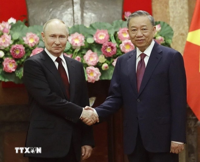 Chủ tịch nước Tô Lâm và Tổng thống Liên bang Nga Vladimir Putin chụp ảnh chung nhân chuyến thăm cấp Nhà nước của Tổng thống Putin đến Việt Nam vào tháng 6/2024. (Ảnh: Nhan Sáng/TTXVN) ttxvn-0405-viet-nam-nga-1.jpg