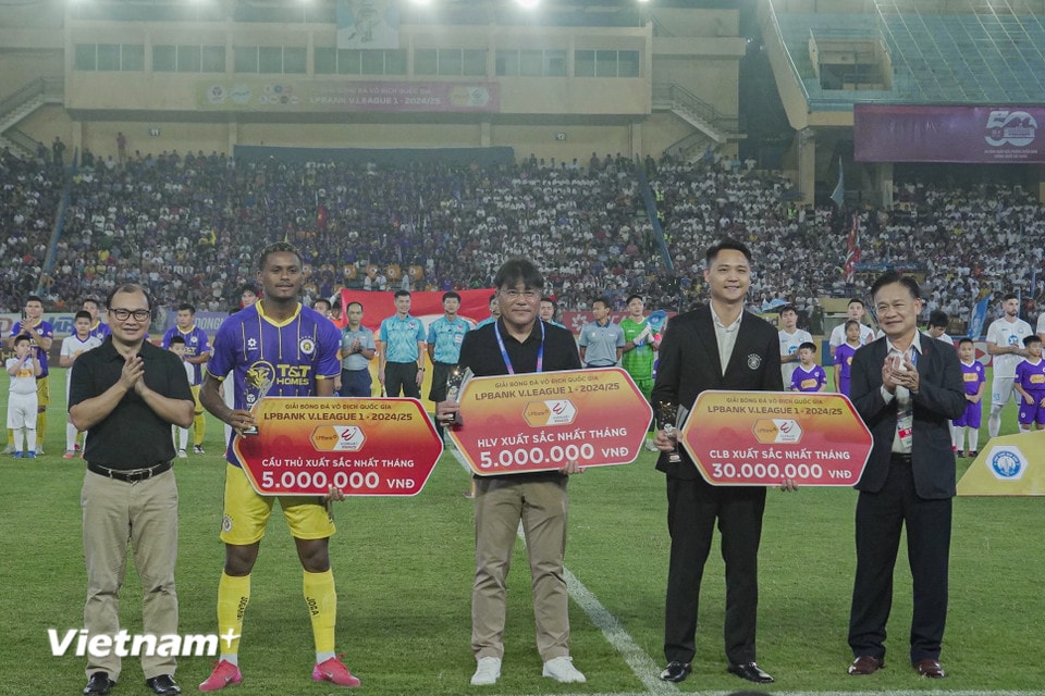 Đội chủ nhà Hà Nội FC nhận 
