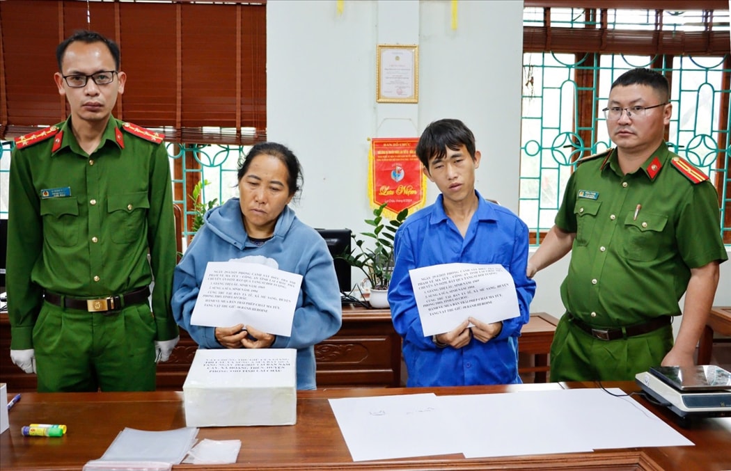 Đối tượng Giàng Thị Lâu, Sùng A Súa cùng tang vật bị thu giữ tại cơ quan chức năng.