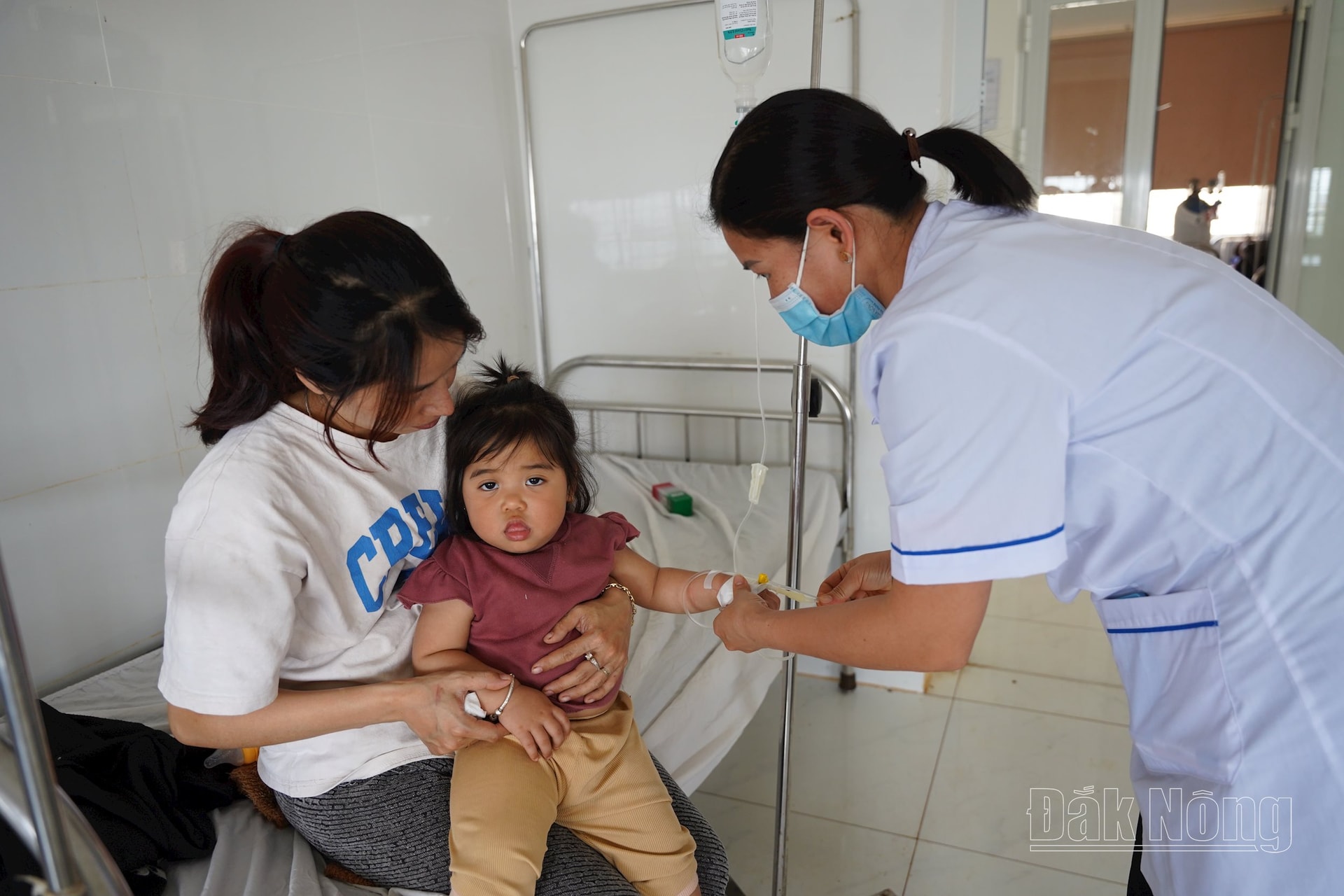 Cần phải ngay cơ sở y tế gần nhất khi phát hiện trẻ có triệu chứng mắc sởi