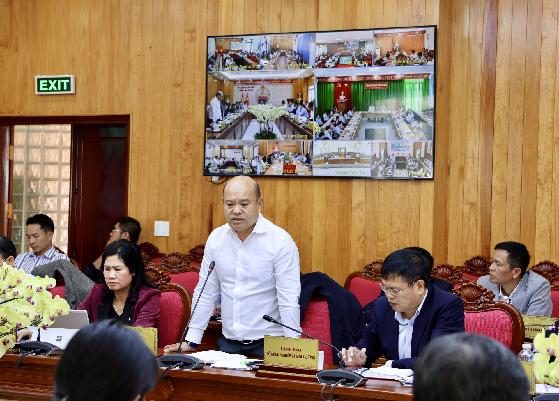 Phó Giám đốc Sở Xây dựng Bùi Quang Sơn báo cáo về tình hình xây dựng các quy hoạch, quy chế quản lý kiến trúc và tình hình đảm bảo an toàn giao thông…