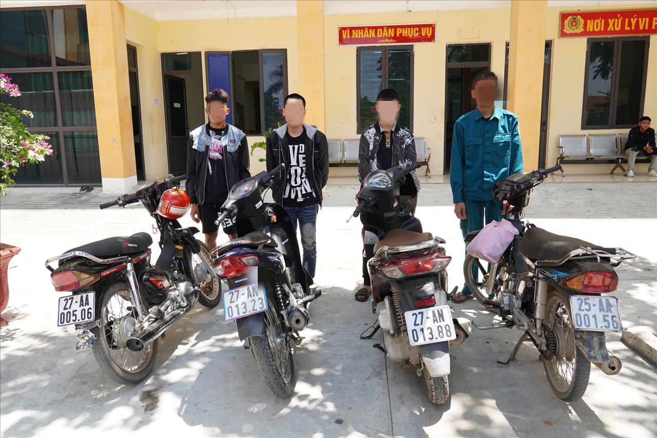 Các đối tượng cùng phương tiện tại cơ quan Công an.