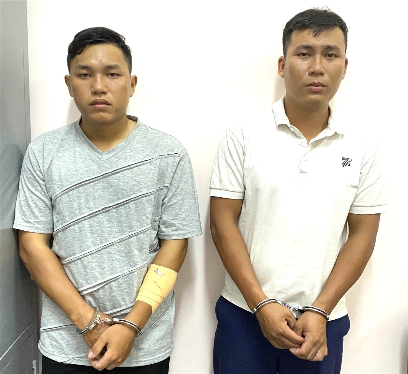 02 đối tượng (từ trái qua phải): Lê Duy Đông và Lê Duy Đạt.