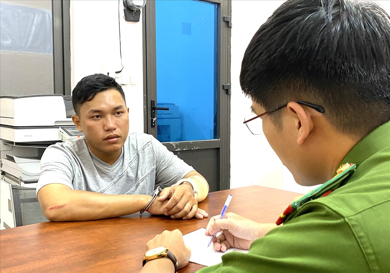 Cơ quan Cảnh sát điều tra lấy lời khai của 02 đối tượng. 