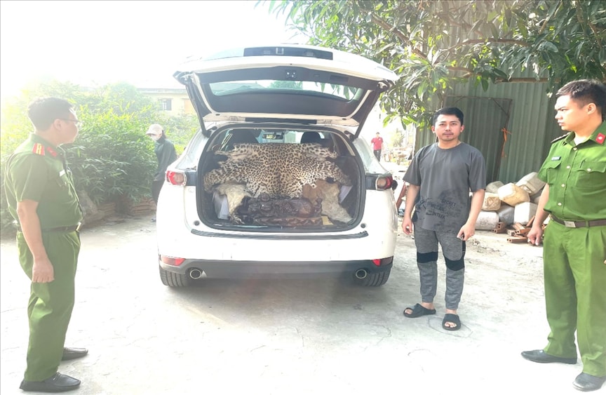 Đặng Hoàng Giang và tang vật.