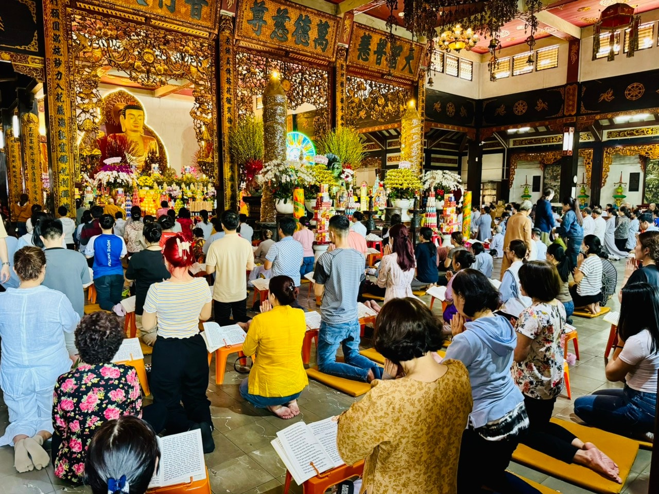 Văn khấn thắp hương Rằm tháng 4 Âm lịch 2025 chi tiết, đầy đủ nhất