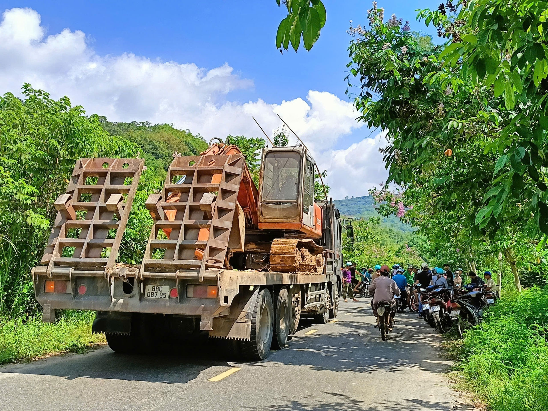 Hơn 100 người dân chặn xe đầu kéo không cho di chuyển trên đường liên xã, ven sông Đạ Huoai