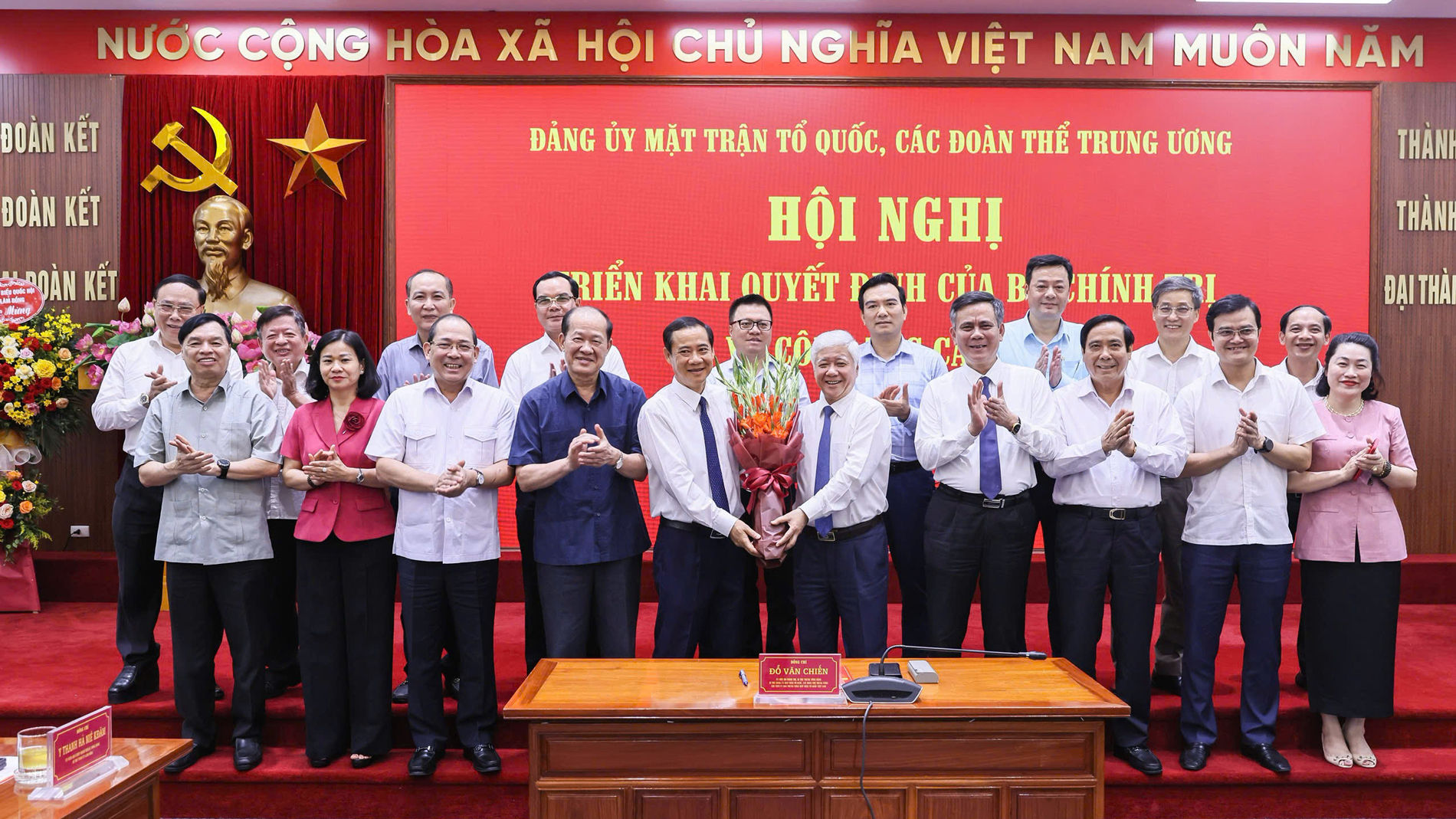 Đảng uỷ MTTQ, các đoàn thể Trung ương tặng hoa, chúc mừng đồng chí Nguyễn Thái Học