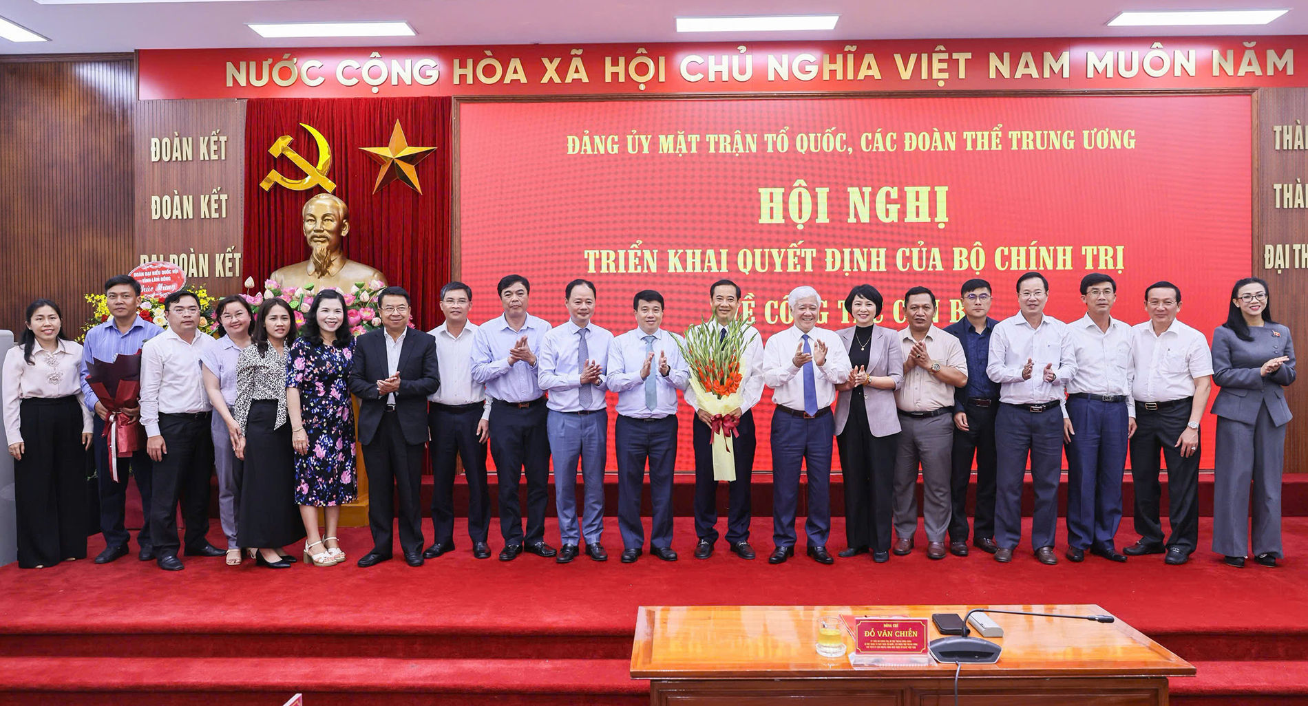 Tỉnh uỷ, HĐND, UBND, Uỷ ban MTTQ Việt Nam tỉnh Lâm Đồng tặng hoa, chúc mừng đồng chí Nguyễn Thái Học