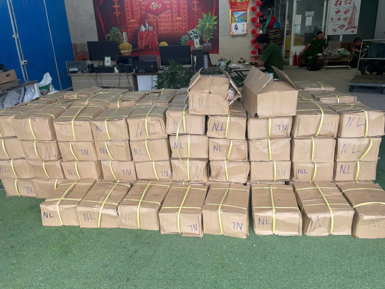 Chân gà đông lạnh được đóng trong các thùng giấy carton không có tem nhãn