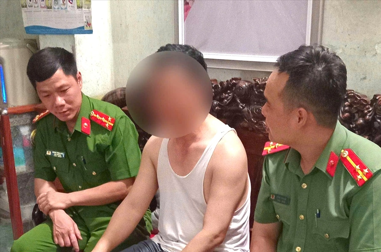 Cán bộ Công an giải thích, tuyên truyền cho người dân về thủ đoạn của các đối tượng lừa đảo.