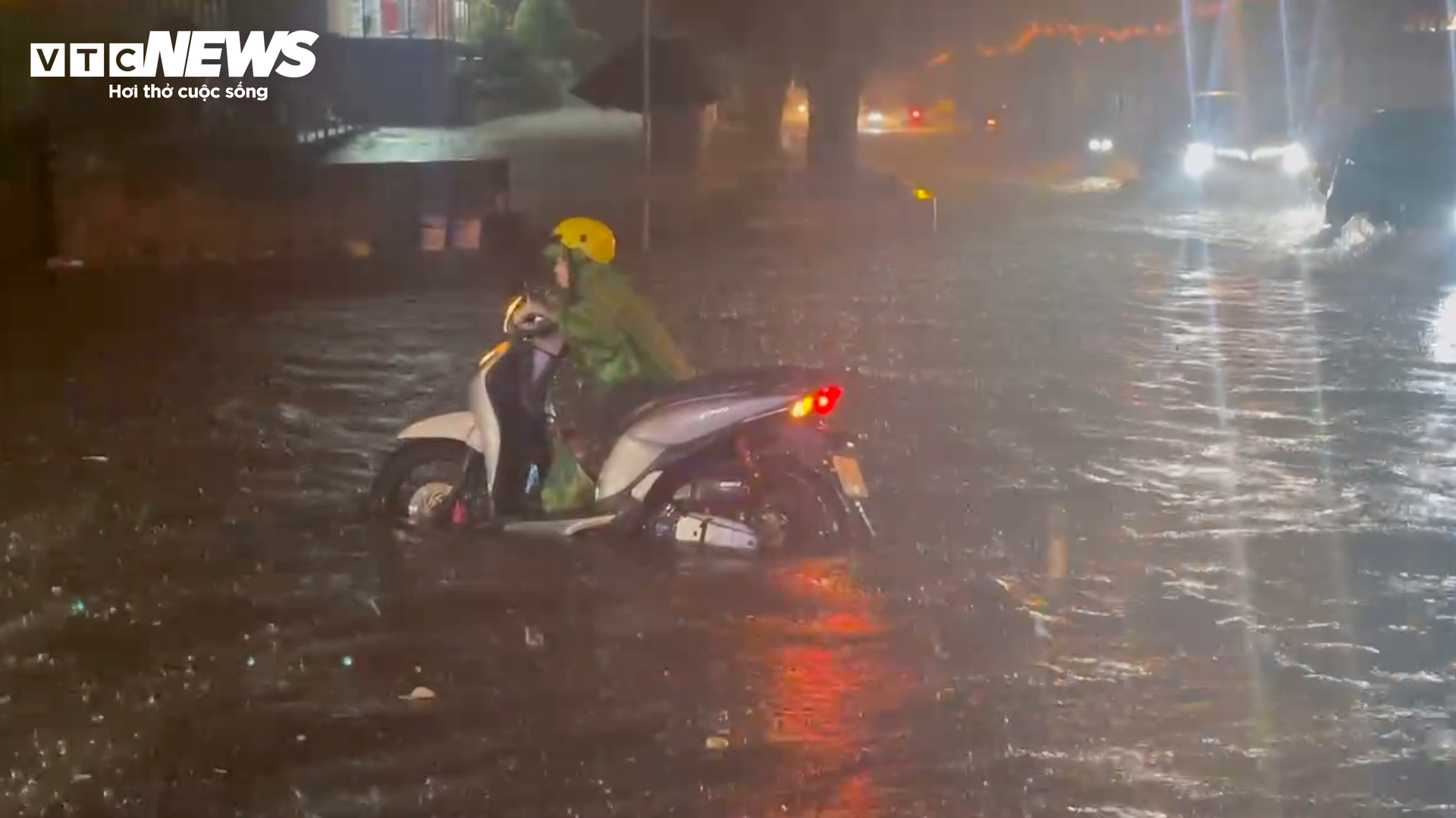 Mưa to ở TP Thủ Đức khiến một số tuyến đường ngập cục bộ.