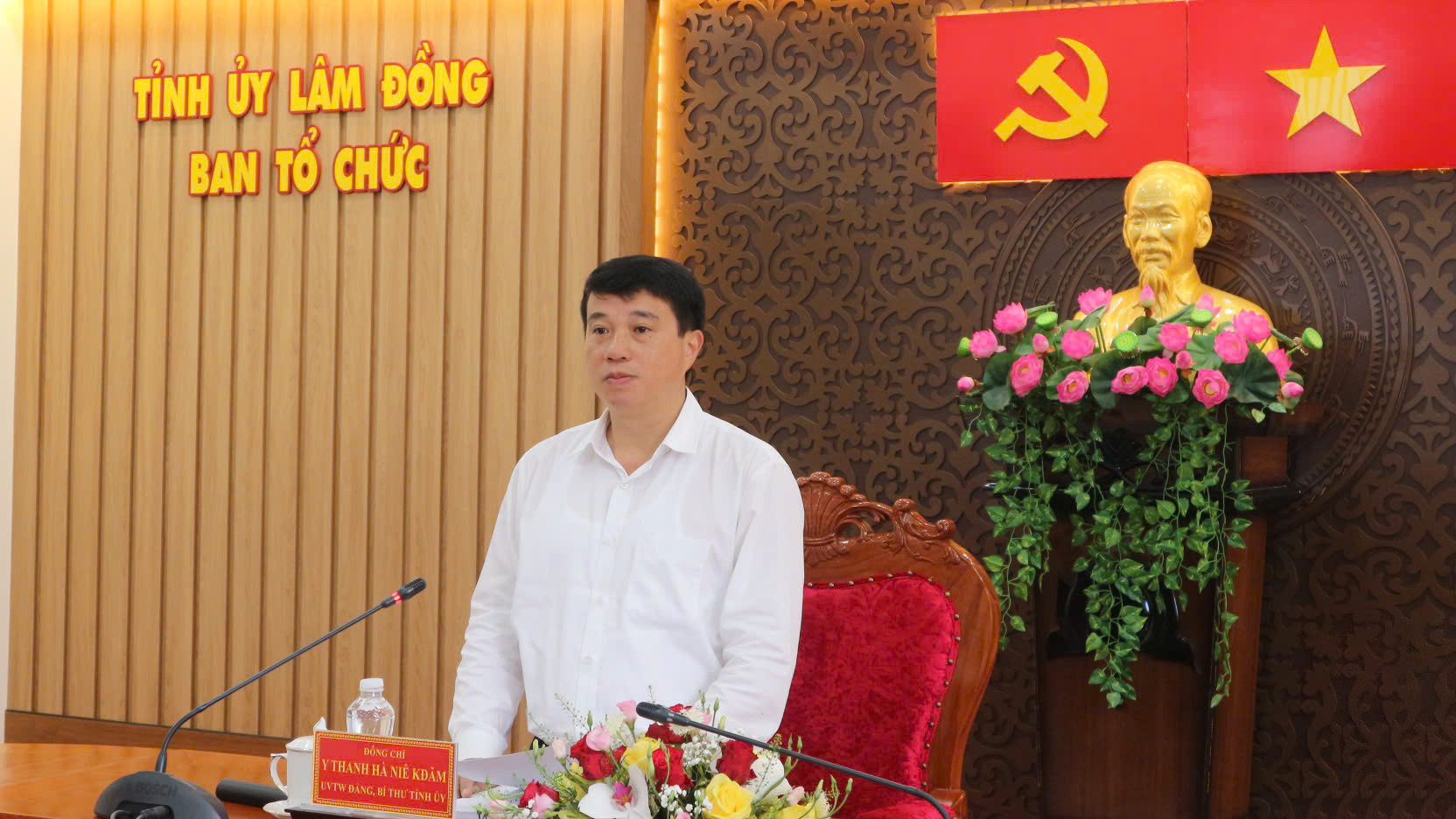 Đồng chí Y Thanh Hà Niê Kđăm - Uỷ viên Ban Chấp hành Trung ương Đảng, Bí thư Tỉnh ủy Lâm Đồng phát biểu kết luận buổi làm việc