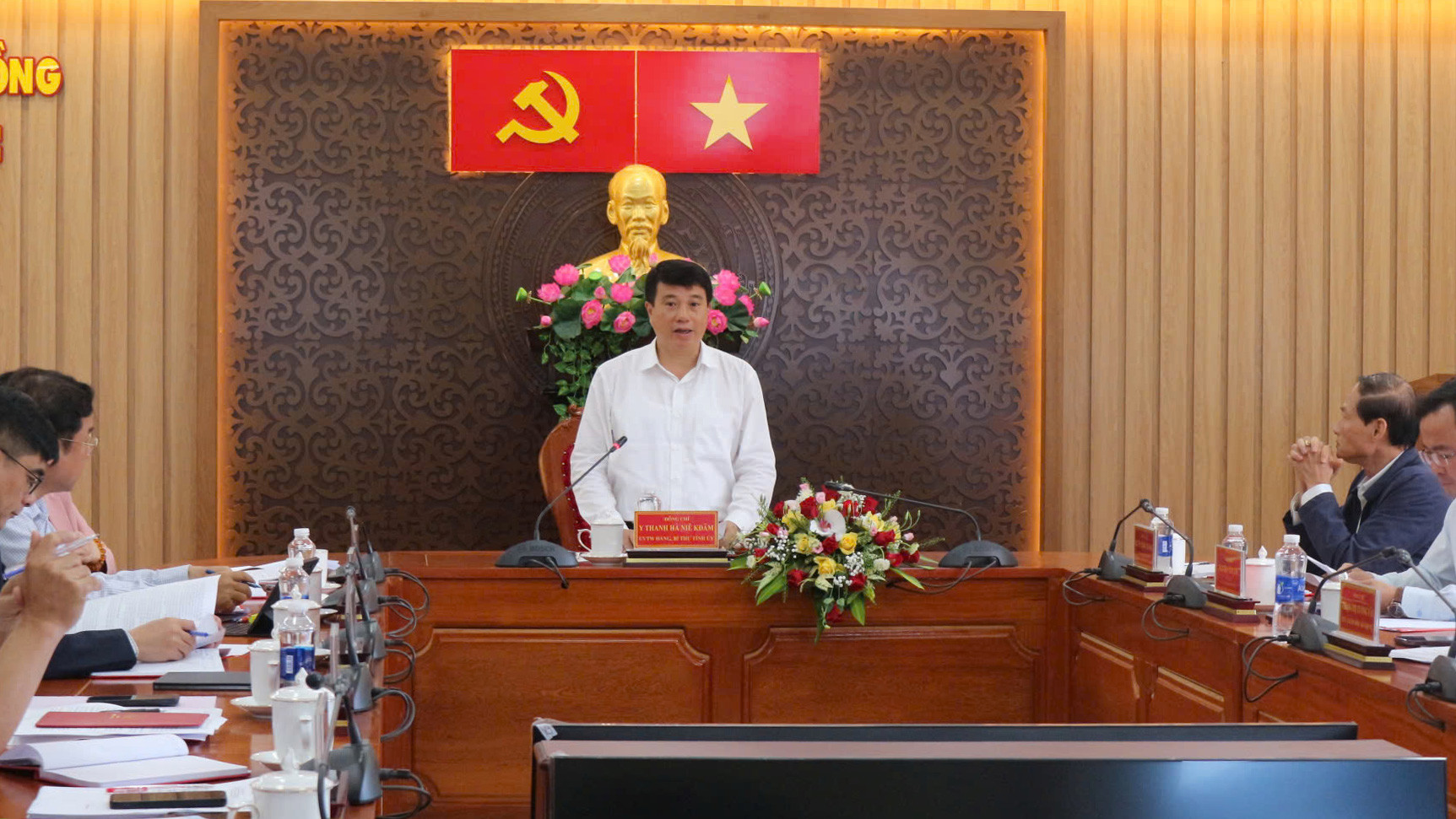 Đồng chí Y Thanh Hà Niê Kđăm - Uỷ viên Ban Chấp hành Trung ương Đảng, Bí thư Tỉnh ủy Lâm Đồng chủ trì buổi làm việc với Ban Tổ chức Tỉnh ủy