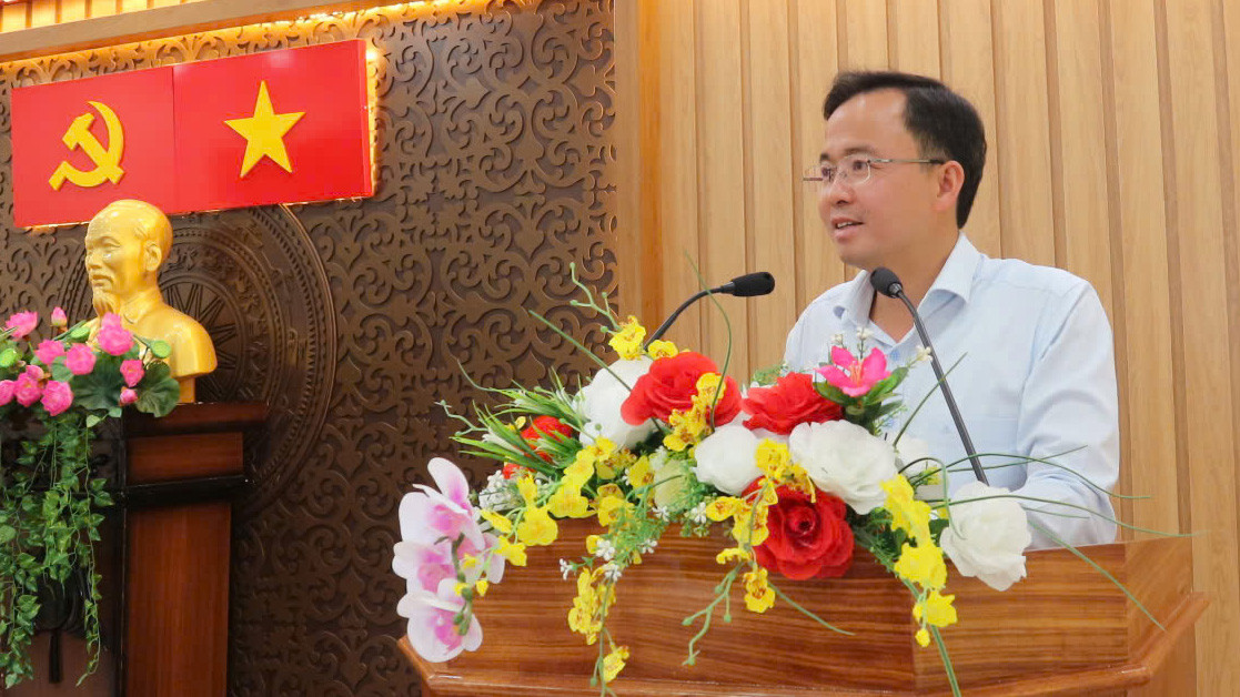 Đồng chí Nguyễn Văn Lộc - Phó Trưởng ban Thường trực Ban Tổ chức Tỉnh uỷ báo cáo tóm tắt về công tác sắp xếp tổ chức bộ máy cấp tỉnh, cấp xã và chuẩn bị đại hội đảng các cấp nhiệm kỳ 2025 - 2030