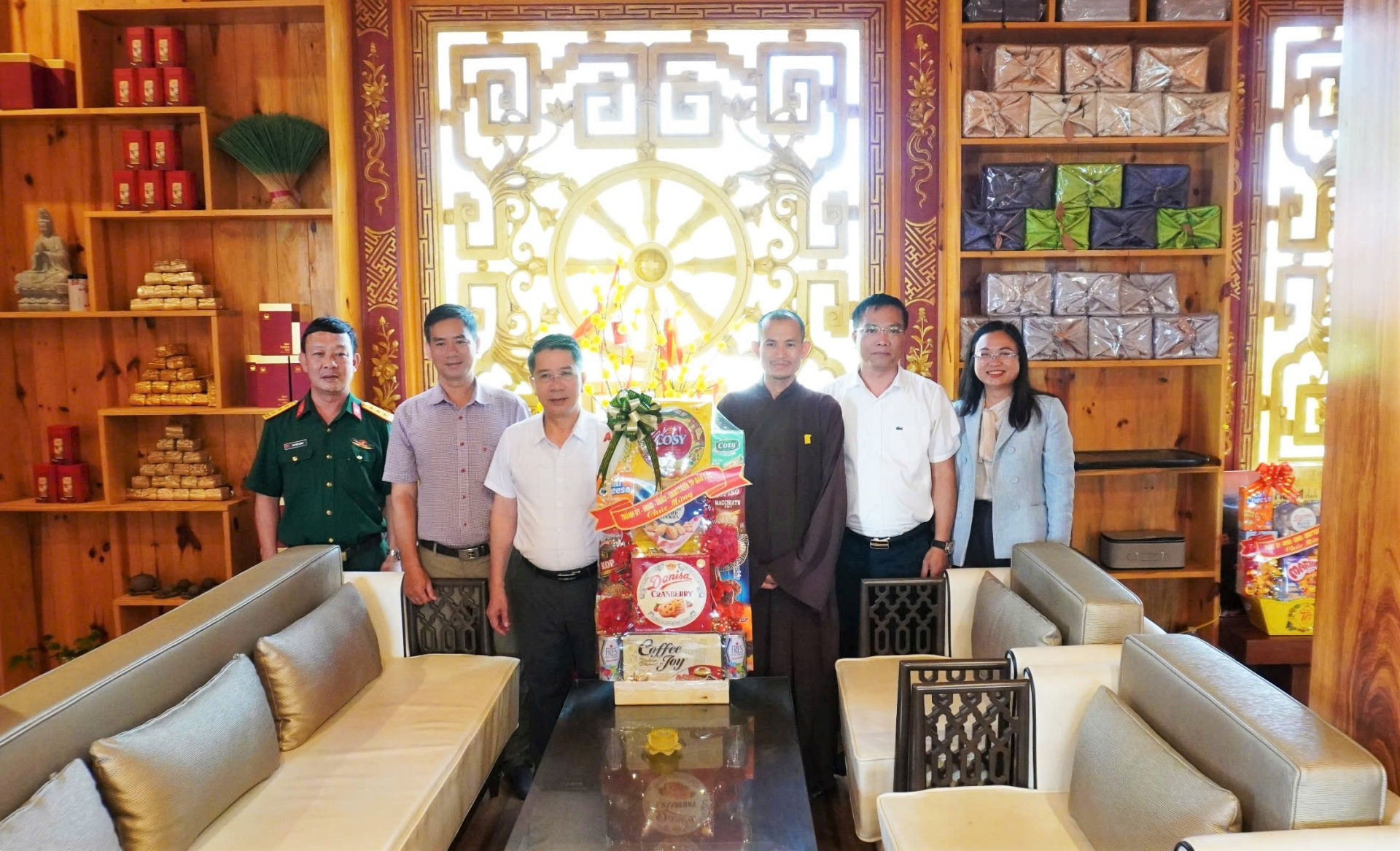 Đồng chí Ngô Văn Ninh - Chủ tịch UBND TP Bảo Lộc đến thăm, tặng quà chúc mừng Đại đức Thích Đồng Hiếu – Trụ trì Tu viện Bát Nhã (xã Đam B’ri)