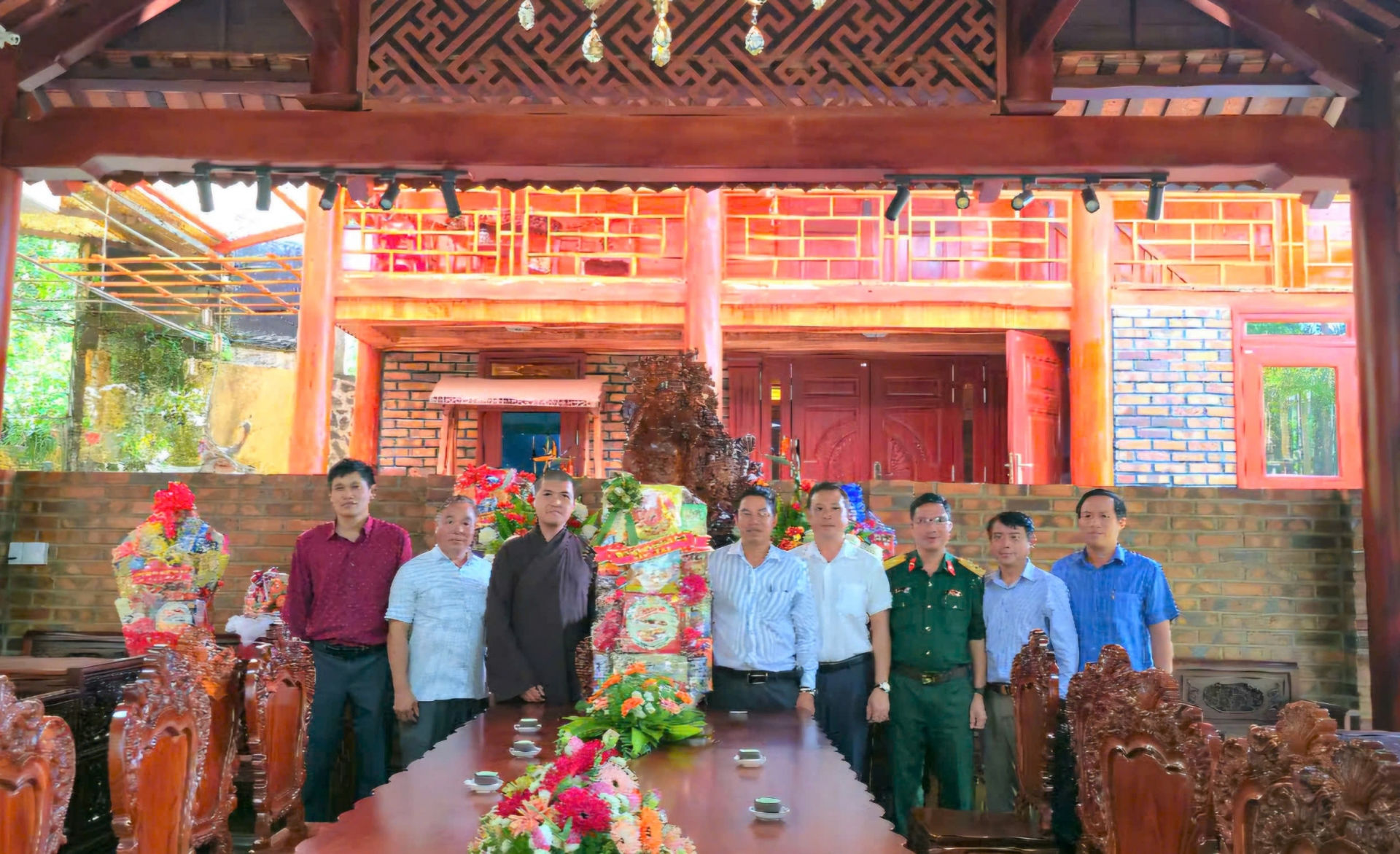 Đồng chí Nghiêm Xuân Đức đến thăm, tặng quà chúc mừng Thượng tọa Thích Đồng Tâm – Phó Ban Trị sự Phật giáo TP Bảo Lộc, Trụ trì Tu viện An Lạc (phường Lộc Sơn).
