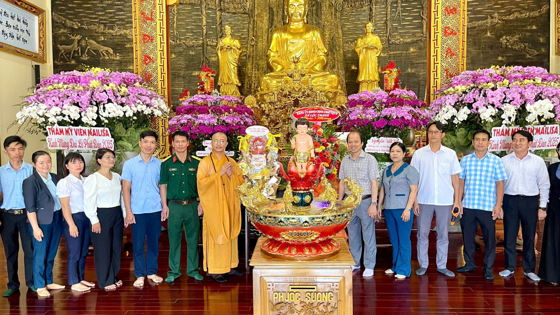 Đồng chí Nguyễn Viết Vân – Bí thư Huyện uỷ Bảo Lâm cùng đoàn công tác thăm, tặng hoa chúc mừng Chùa Niết Bàn (xã Lộc Thành)