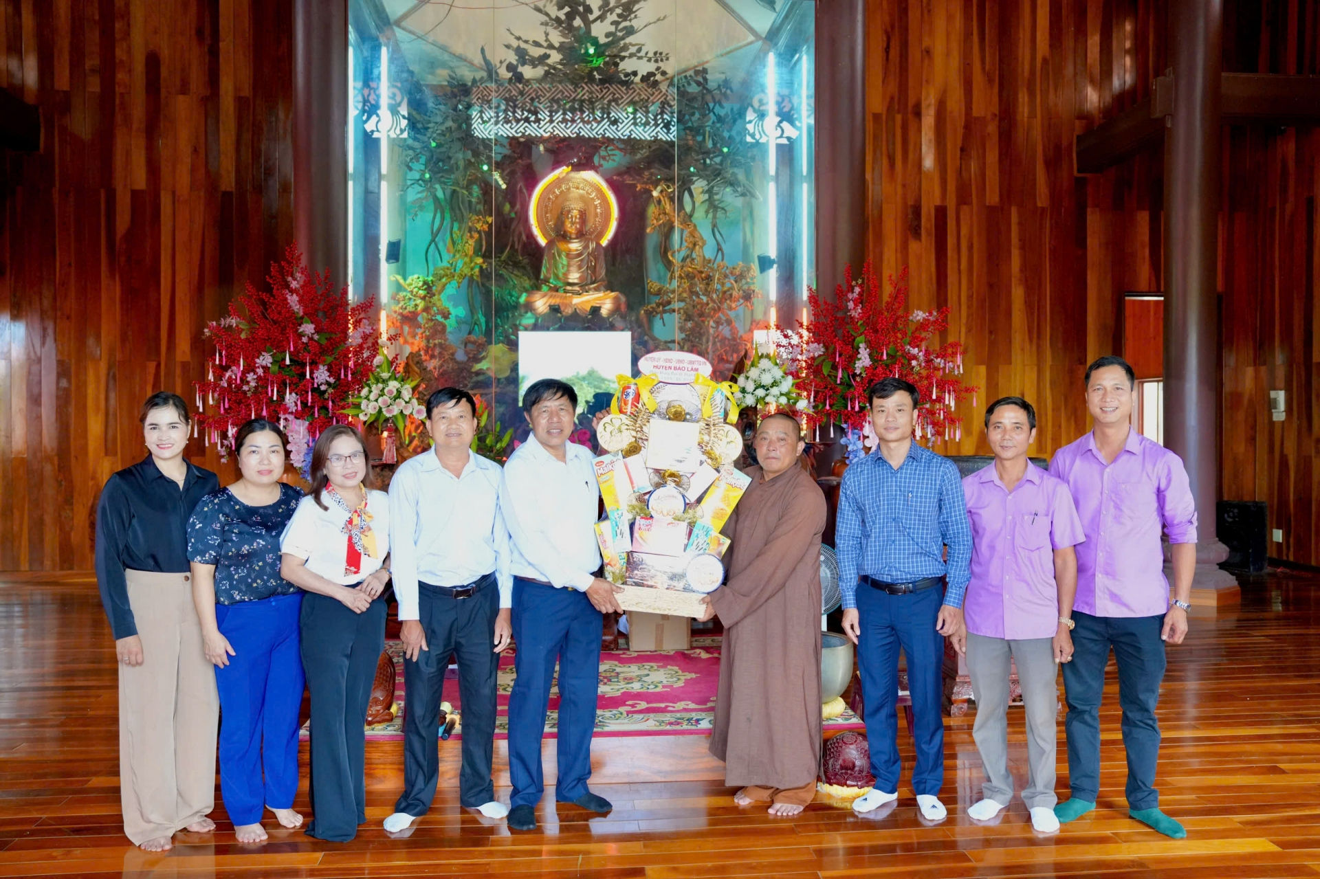 Đồng chí Hoàng Ngọc Khuyên – Trưởng Ban Tuyên giáo và Dân vận Huyện uỷ Bảo Lâm cùng đoàn công tác thăm, tặng hoa chúc mừng Chùa Phước Thọ (xã Lộc An)