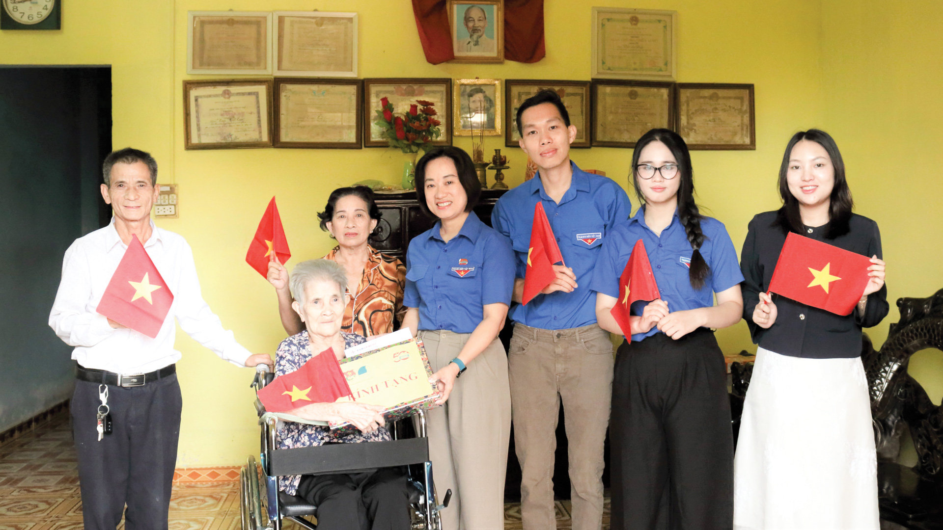 Tuổi trẻ TP Bảo Lộc thăm, tặng quà tri ân Mẹ Việt Nam Anh hùng Nguyễn Thị Huệ