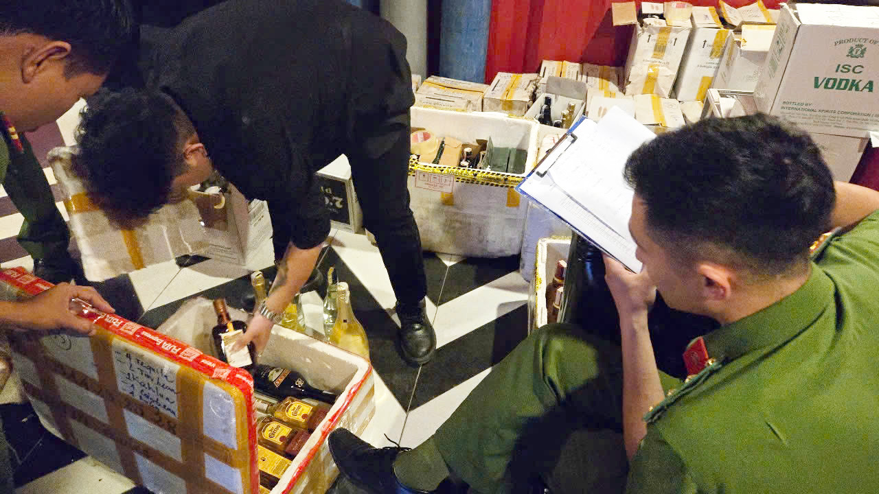 Cơ quan chức năng thu giữ nhiều chai rượu ngoại không có hóa đơn chứng từ
