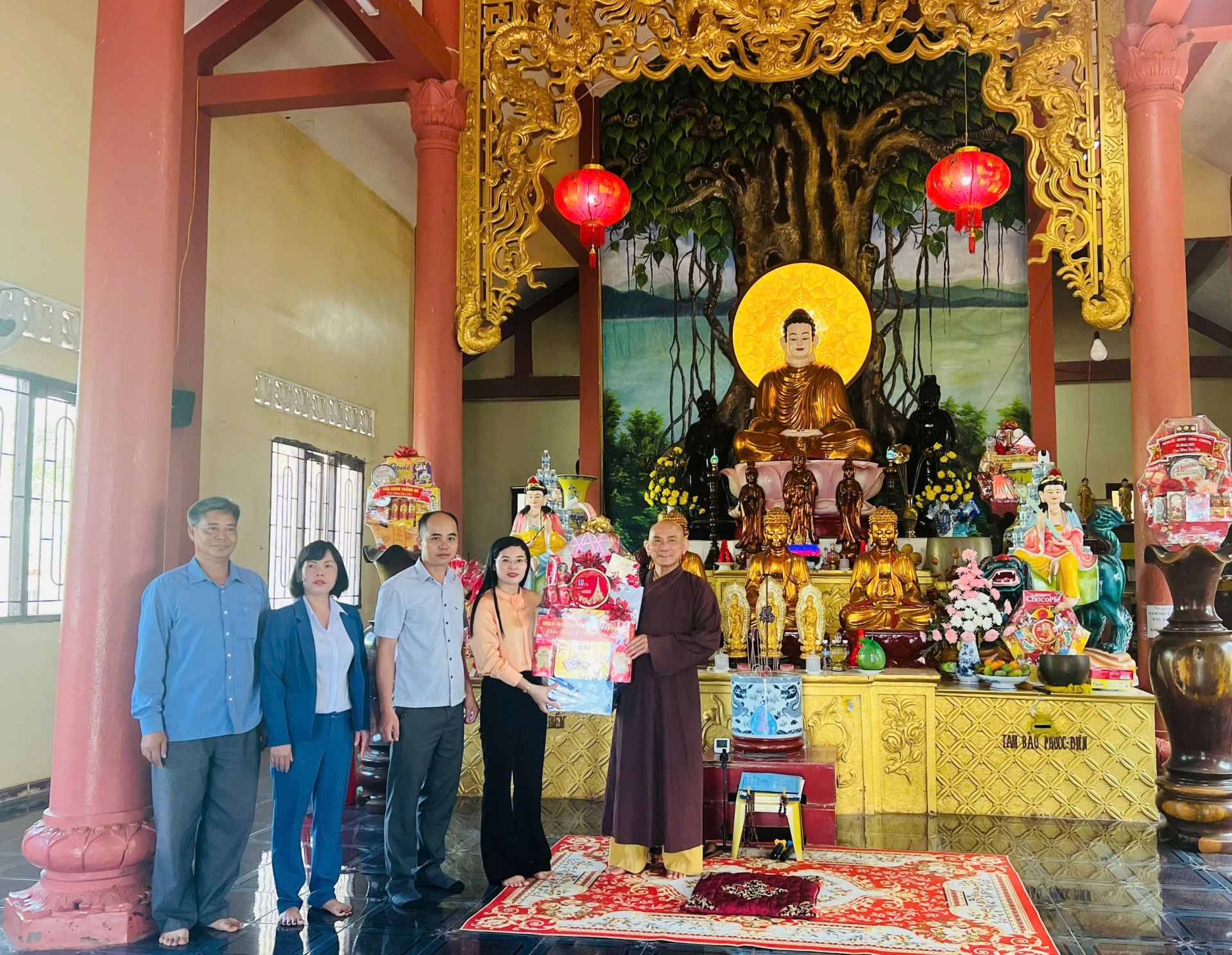 Đồng chí Nguyễn Thị Thanh Nhung - Phó Chủ tịch UBND huyện Lâm Hà thăm, tặng quà nhân lễ Phật đản