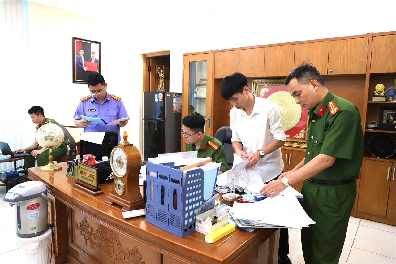 Cơ quan Cảnh sát điều tra Công an tỉnh Bắc Giang khám xét tại phòng làm việc của Ngô Duy Lượng.