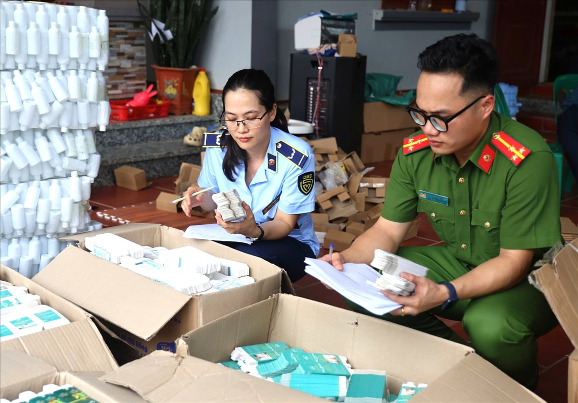 Tổ công tác kiểm tra tem nhãn giả.