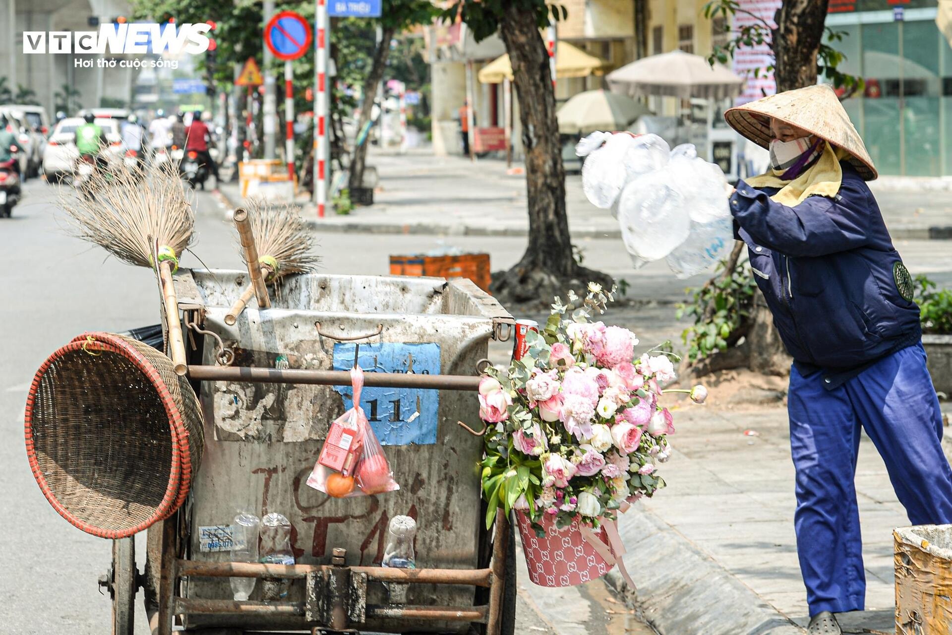 Phu bốc vác 'phơi mình' mưu sinh giữa trời nắng như đổ lửa - 10