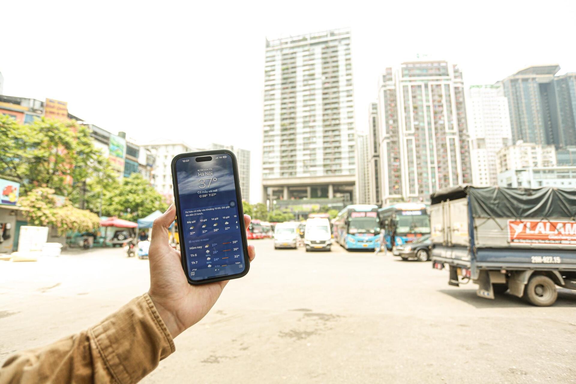 Phu bốc vác 'phơi mình' mưu sinh giữa trời nắng như đổ lửa - 3