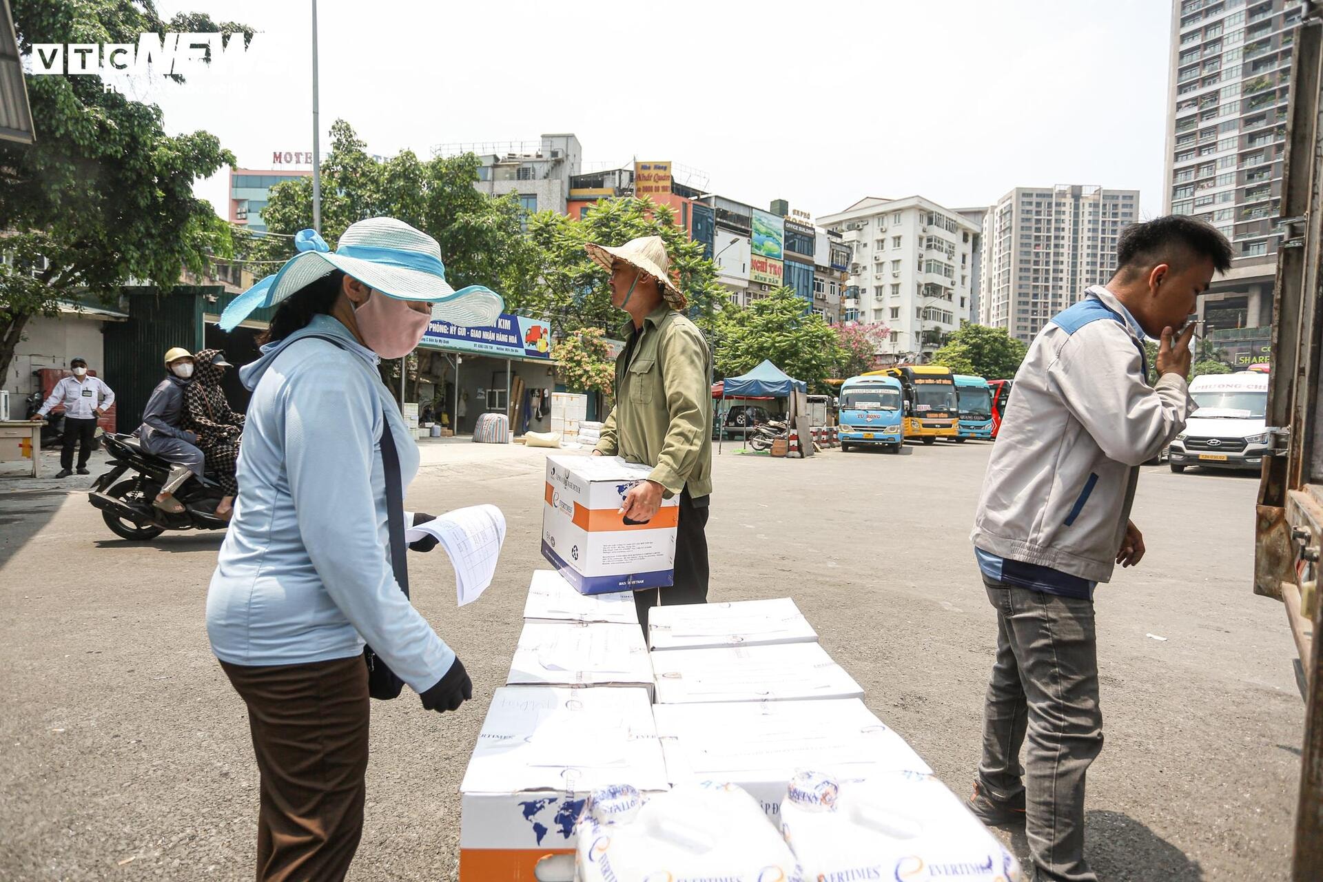 Phu bốc vác 'phơi mình' mưu sinh giữa trời nắng như đổ lửa - 4
