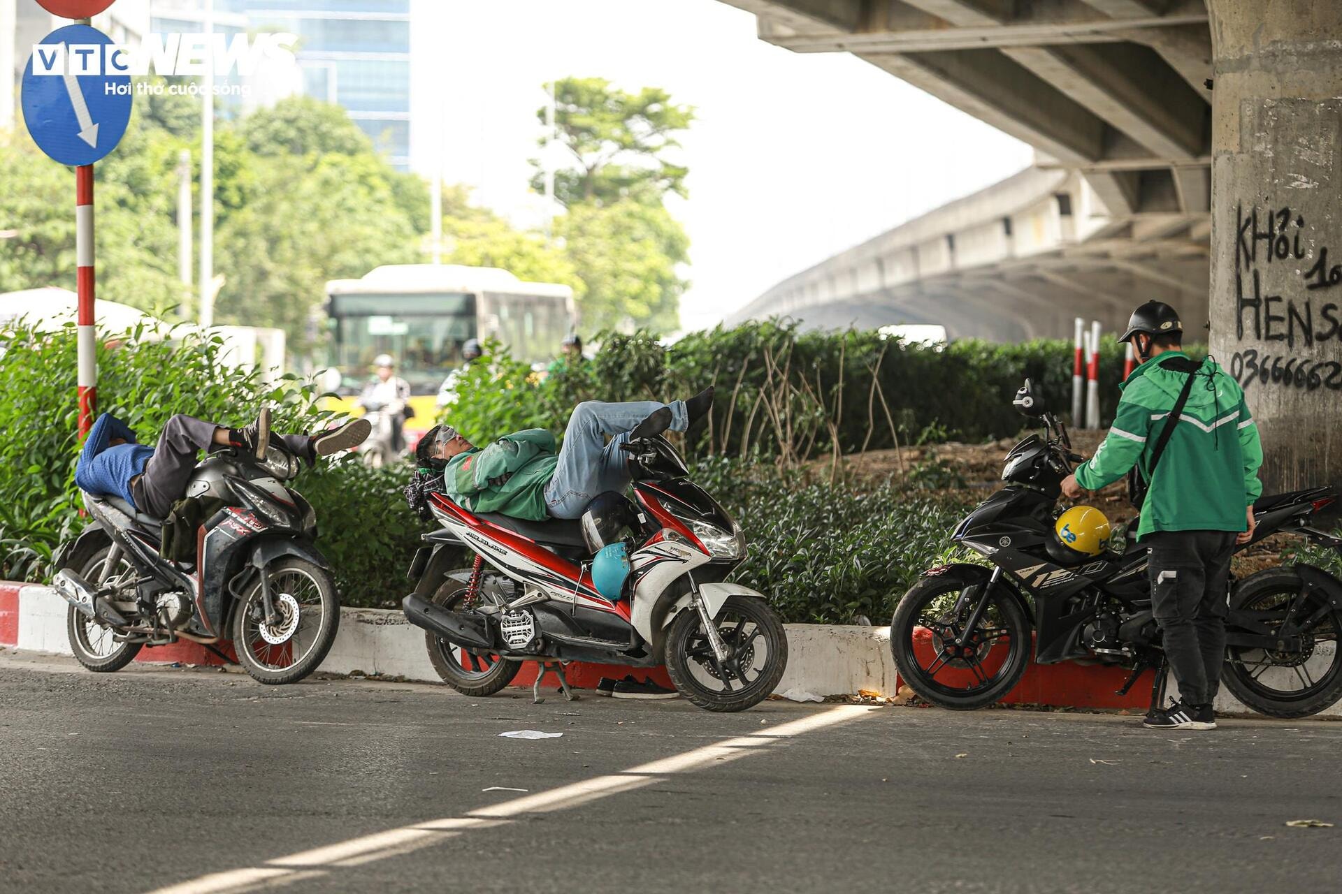 Phu bốc vác 'phơi mình' mưu sinh giữa trời nắng như đổ lửa - 12