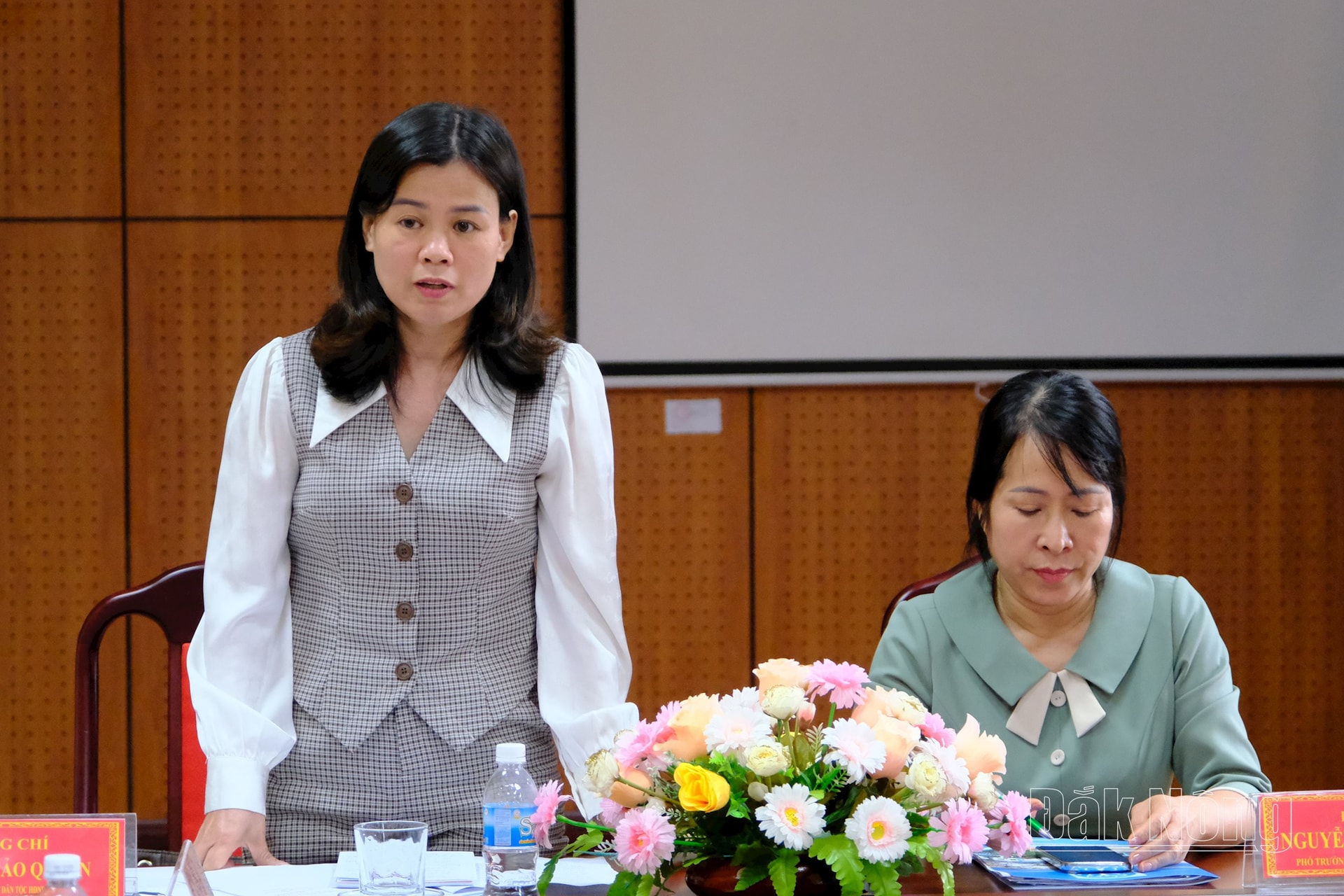 Bà Vị Thị Thảo Quyên, Phó Trưởng Ban Dân tộc HĐND tỉnh đề nghị làm rõ khó khăn trong công tác phát triển BHYT trên địa bàn huyện