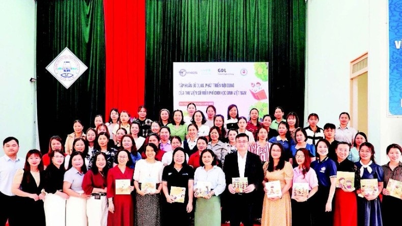 Tặng bộ sách “Những đứa trẻ hạnh phúc” cho ngành giáo dục Kon Tum ảnh 1