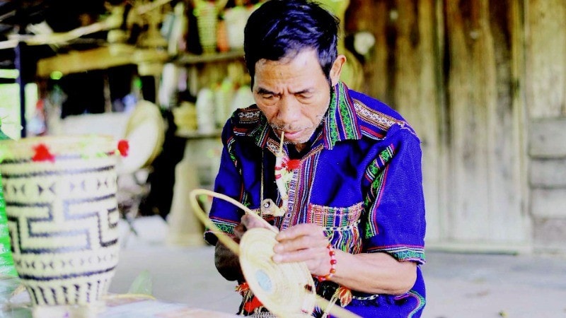 Già N’Tol Ha Bang miệt mài lưu giữ nghề đan lát truyền thống của người Mnông.