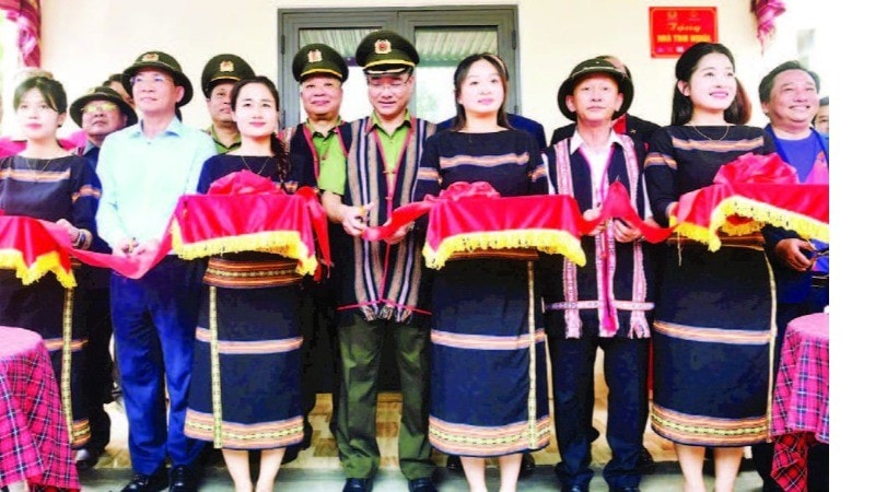 Khánh thành và tặng quà cho gia đình anh A Tênh (thành phố Kon Tum) trong chương trình xóa nhà tạm, nhà dột nát tặng đồng bào các tỉnh Tây Nguyên của Bộ Công an.