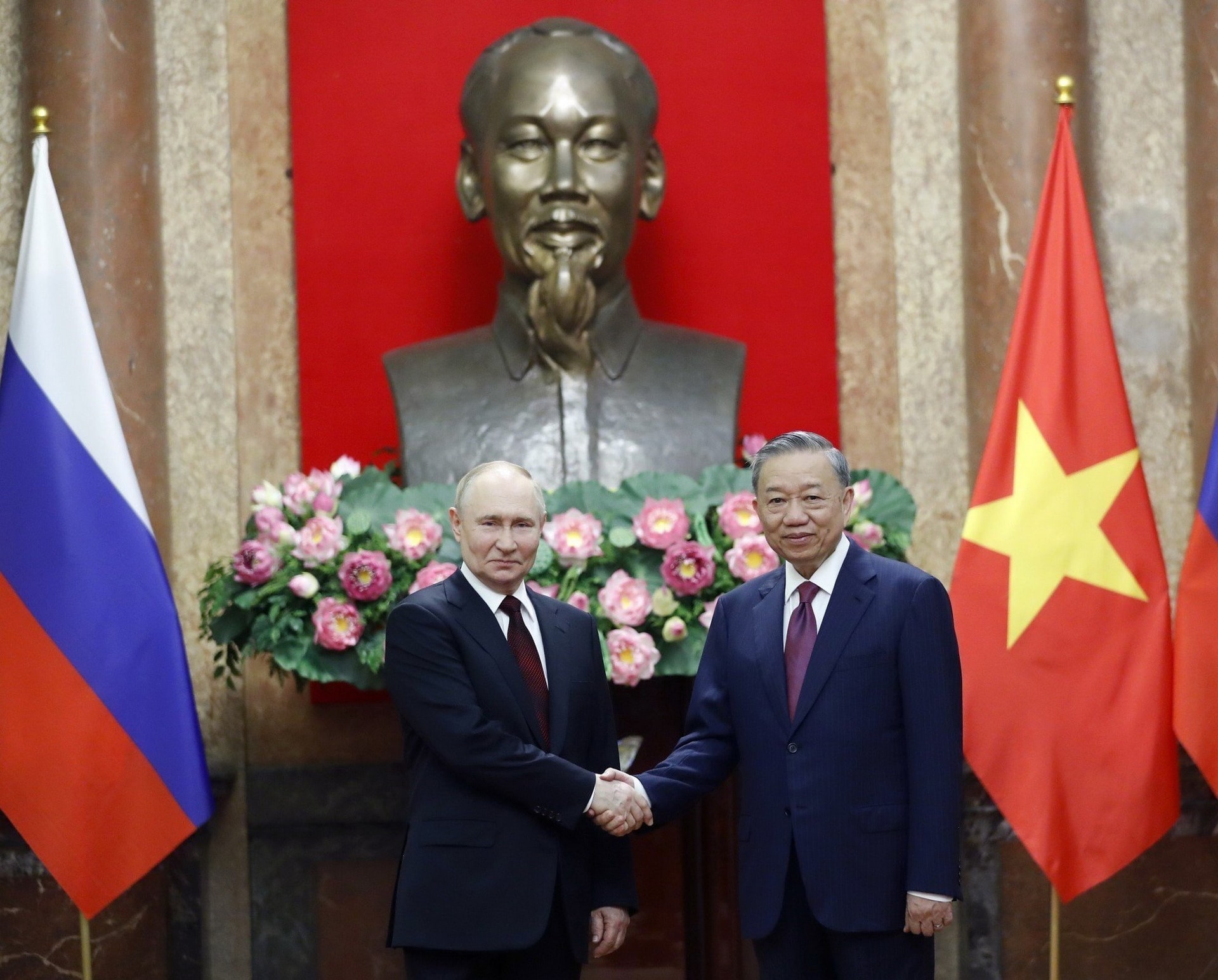 Chủ tịch nước Tô Lâm (nay là Tổng Bí thư Tô Lâm) hội đàm với Tổng thống Liên bang Nga Vladimir Putin thăm cấp Nhà nước tới Việt Nam trưa 20/6/2024, tại Phủ Chủ tịch. (Ảnh: Nhan Sáng/TTXVN) viet-nam-lien-bang-nga-3.jpg
