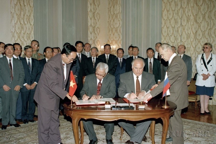 Thủ tướng Võ Văn Kiệt và Thủ tướng Viktor Chernomyrdin ký Hiệp ước về những nguyên tắc cơ bản của quan hệ hữu nghị giữa Việt Nam và Liên bang Nga (Moskva, 16/6/1994). (Ảnh: Minh Đạo/TTXVN) viet-nam-lien-bang-nga-7.jpg