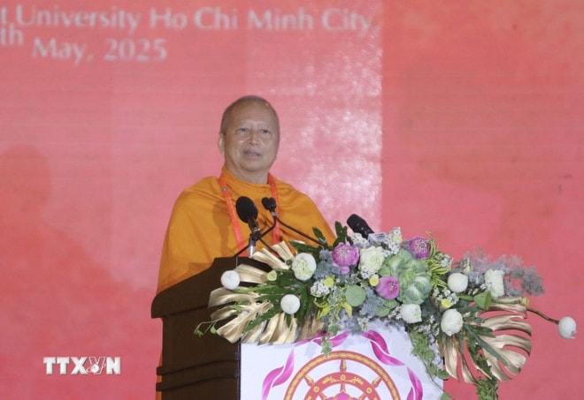 Hòa thượng Giáo sư, Tiến sỹ Phra Brahmapundit, Chủ tịch Ủy ban Tổ chức quốc tế Đại lễ Vesak Liên hợp quốc phát biểu tại lễ bế mạc. (Ảnh: Thanh Vũ/TTXVN) ttxvn-vesak4.jpg